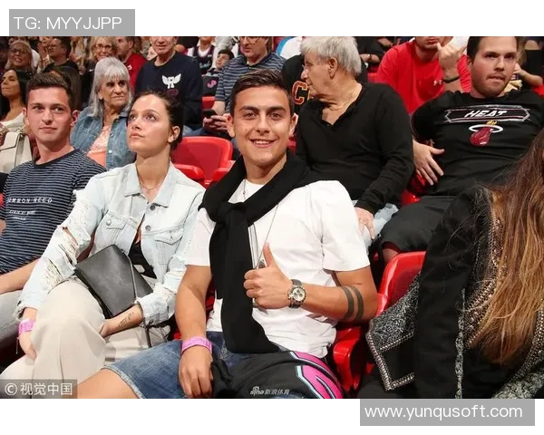 足球明星迪巴拉女友的甜蜜生活与时尚魅力揭秘