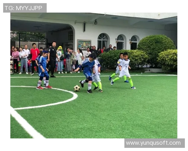 小孩足球明星合照高清图片展现青春活力与梦想追逐的瞬间